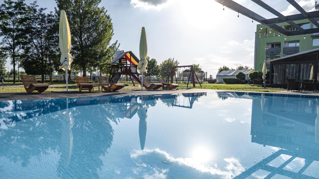 Hotel And Park Divoka Voda Братислава Экстерьер фото
