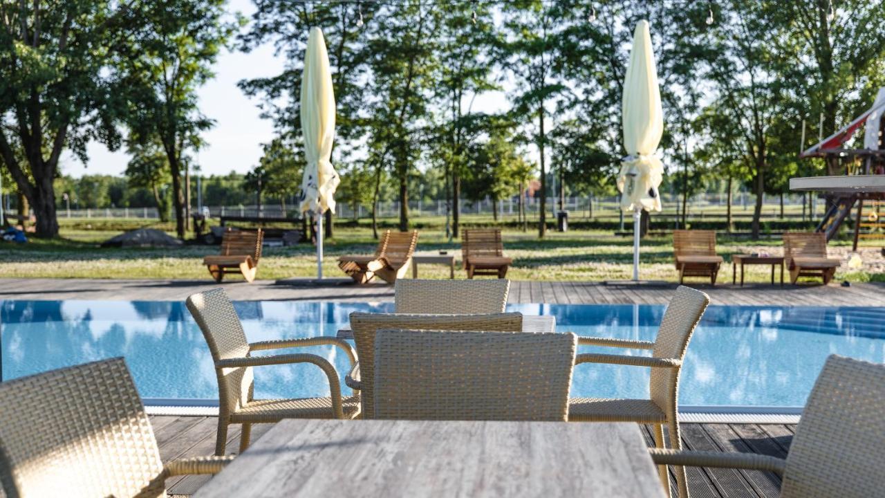 Hotel And Park Divoka Voda Братислава Экстерьер фото