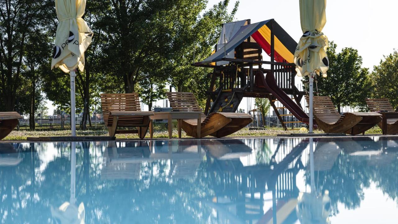 Hotel And Park Divoka Voda Братислава Экстерьер фото