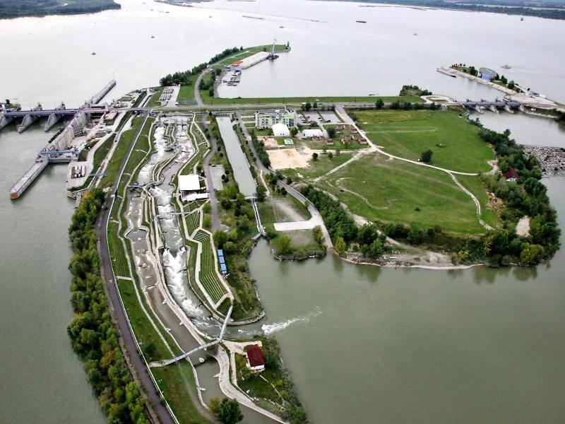 Hotel And Park Divoka Voda Братислава Экстерьер фото