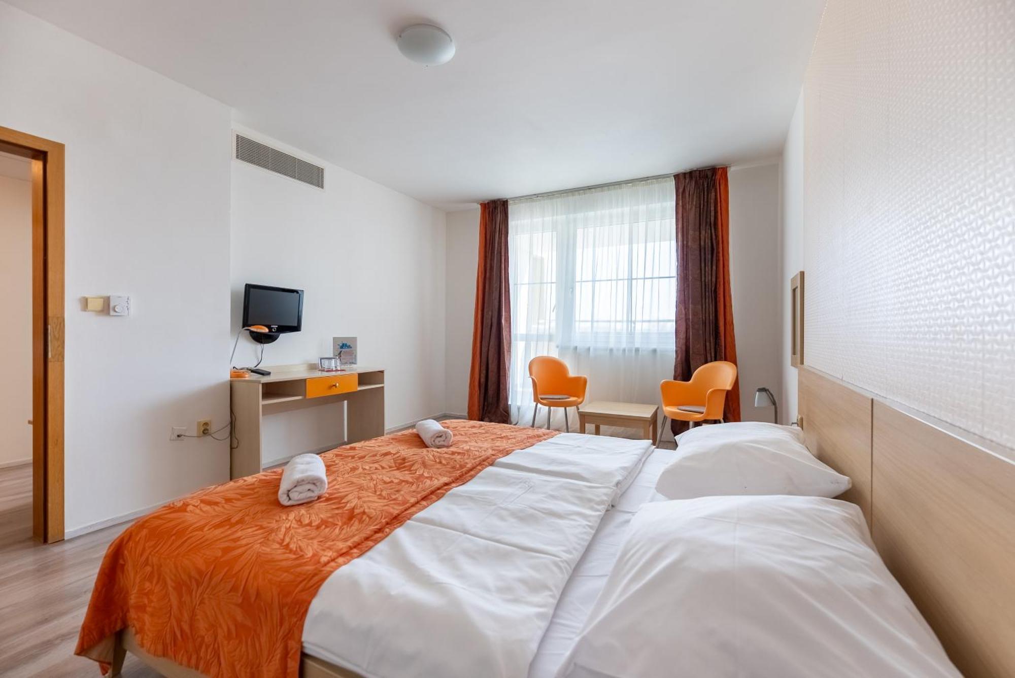 Hotel And Park Divoka Voda Братислава Экстерьер фото